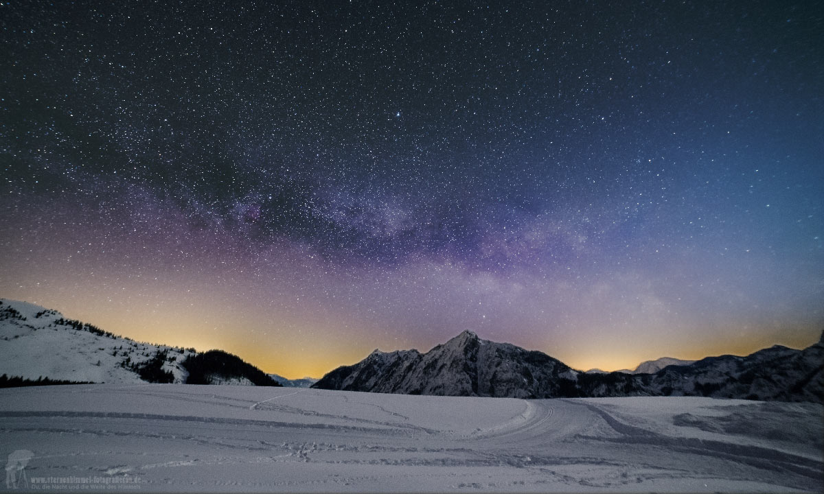 Winter Landschaft mit Sternenhimmel und Milchstraße über der Postalm im Salzkammmergut