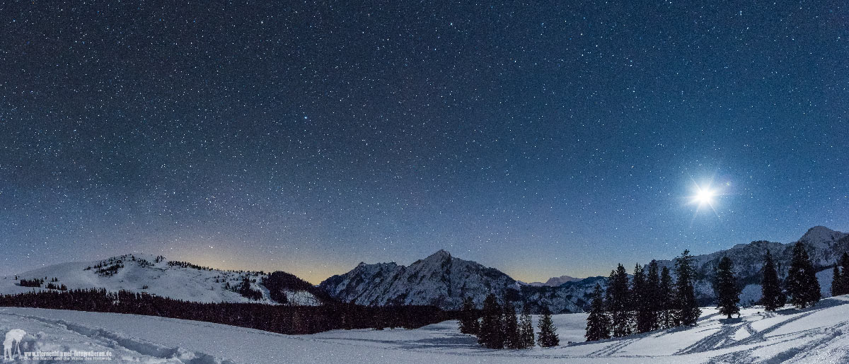 Winterwunderland mit Sternenhimmel und Mond auf der Postalm im Salzkammergut Österreich