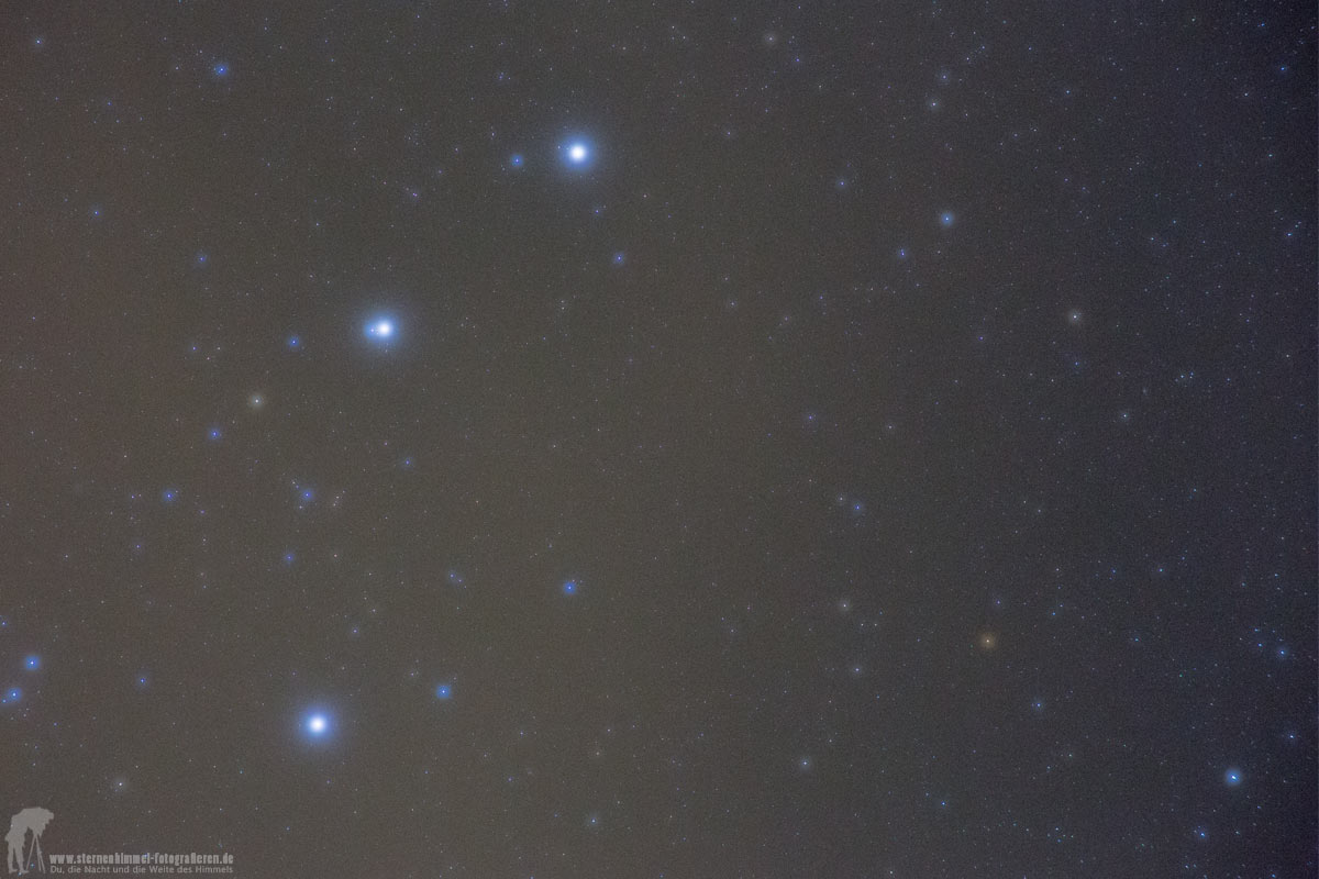 Cirruswolken am Nachthimmel Sternenhimmel. Schlechte Sicht aufgrund von Schleierwolken auf Sterne und das Sternbild großer Wagen