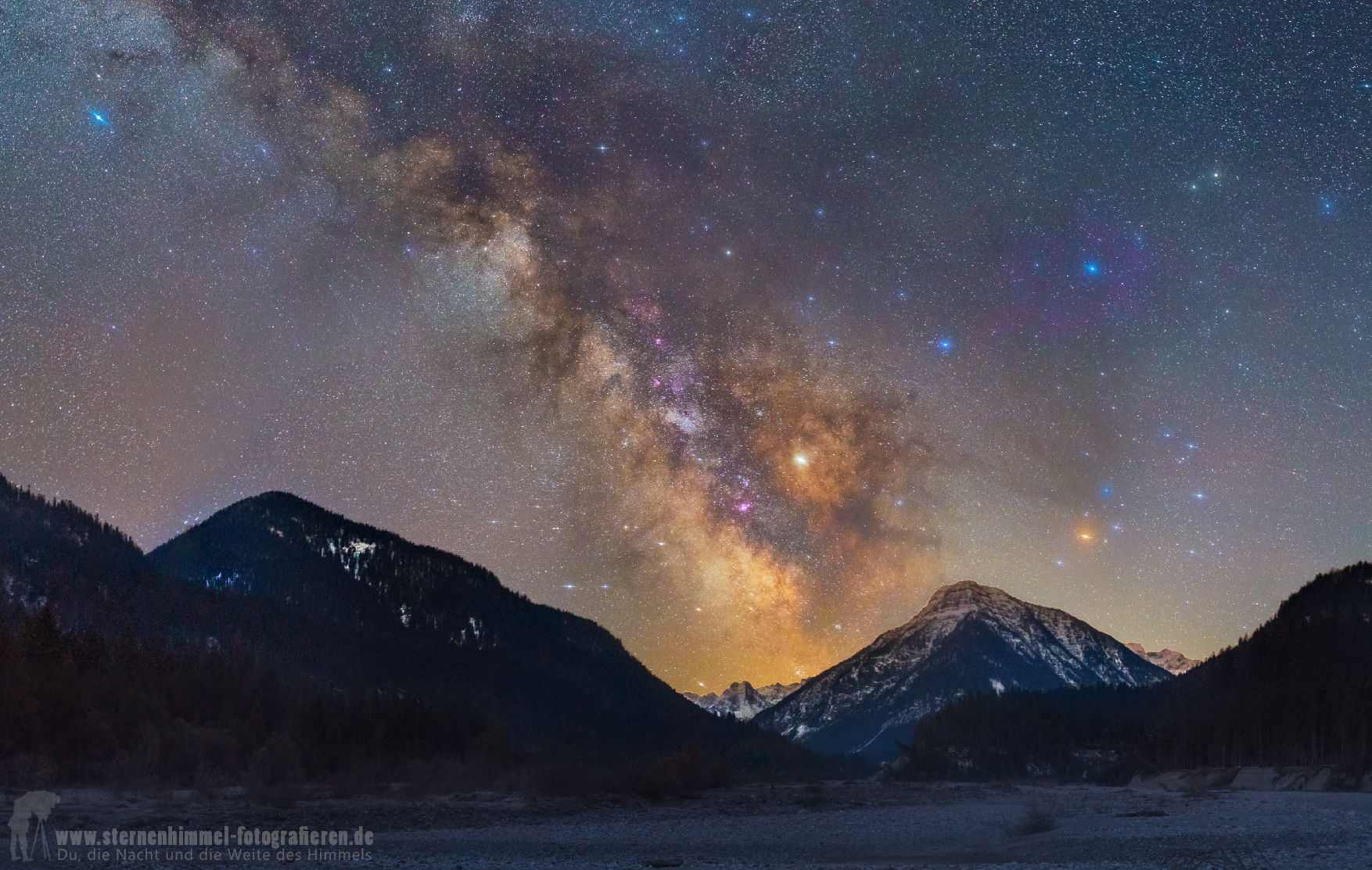 Der Sternenhimmel und die Milchstraße bei Hinterriss, in einem ausgetrockneten Flußbett mit Lichtverschmutzung aus Innsbruck