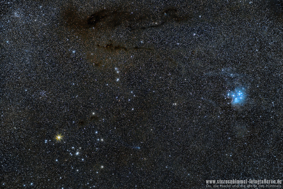 Hyaden (links mit Plejaden und dunkelnebel - 85 mm - Vollformat ohne Astromod - Blau in Bildmitte: Ein Komet.