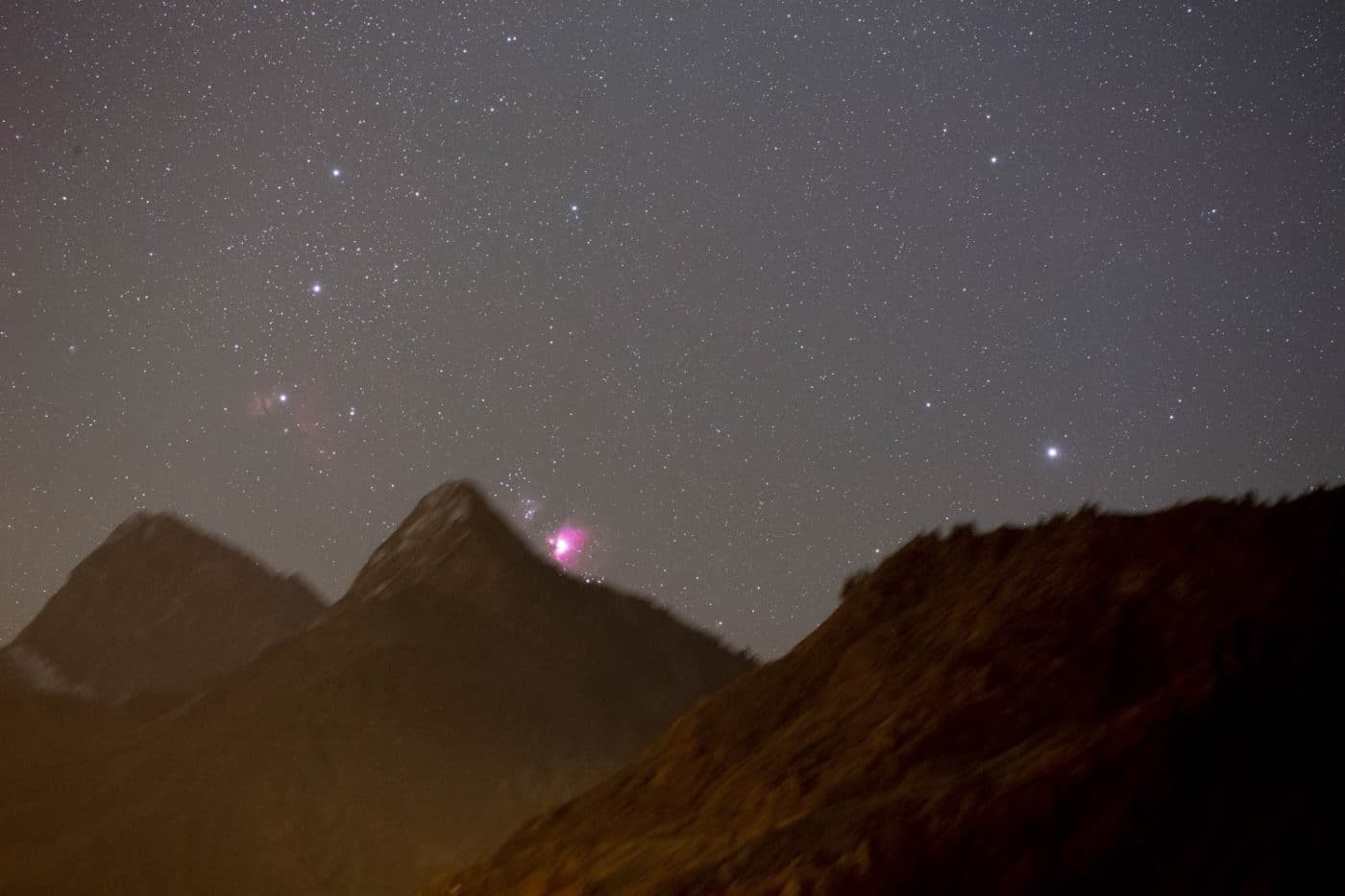 Orionnebel geht über Berg auf