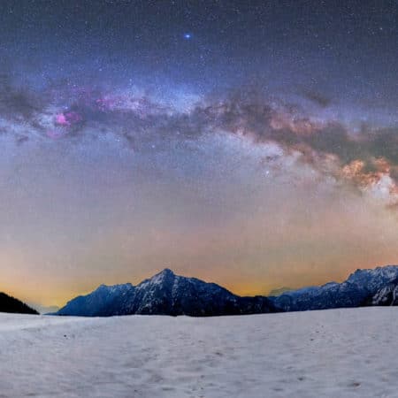 Milchstraßenpanorama im Salzkammergut, Alpen mit Schnee und Sternenhimmel